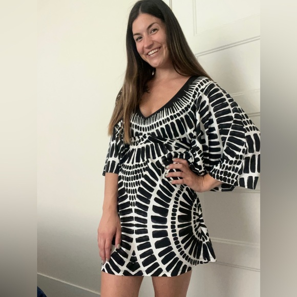 Trina Turk Dresses & Skirts - Trina Turk Algiers Printed Cover-up - Size M